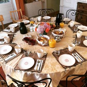 塔拉尔宅第花园住宿加早餐旅馆的桌上放有盘子和碗的食物