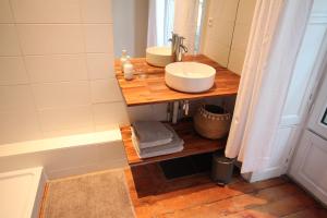 波尔多B&B L'Escapade Bordelaise的浴室设有木台上的两个盥洗盆