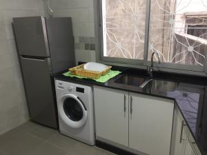 丹吉尔Appartement hyper centre de Tanger (Boulevard Pasteur)的厨房配有水槽和洗衣机