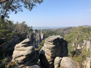 伊钦apartmán v srdci Českého ráje的从山顶的岩石上欣赏美景