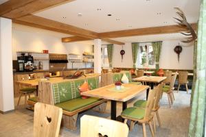 恩斯塔尔豪斯施密布奇度假屋的一间带木桌和绿色座椅的餐厅
