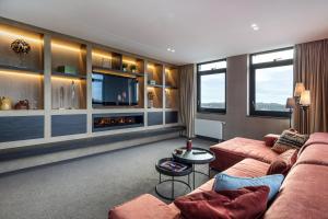 沃尔弗哈凡德瓦克酒店的带沙发和电视的客厅