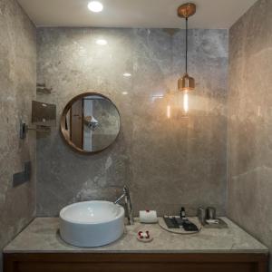 纳威孟买新孟买公园酒店的一间带水槽和镜子的浴室