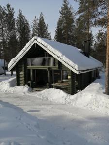 锡尔卡Levihaukka 10的小木屋,屋顶上积雪