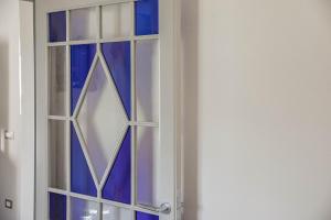 锡耶纳Villa Bonelli的一道带蓝色玻璃窗户的门