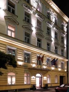 布拉格Hotel Assenzio Prague的一面有旗帜的建筑