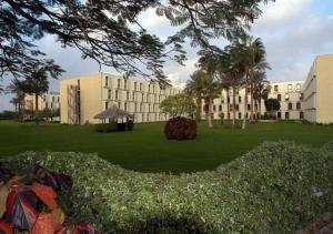 开罗开罗海峡酒店&俱乐部的前面有绿色草坪的大建筑