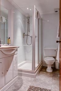 伯恩茅斯康诺特旅馆的带淋浴和卫生间的白色浴室