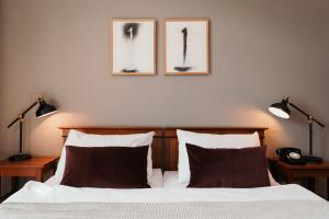 格蒙登Hotel Esplanade的卧室配有一张墙上有两张照片的床。