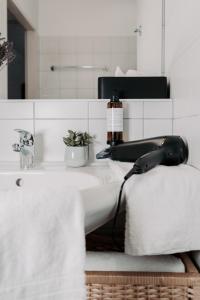 格蒙登Hotel Esplanade的白色的浴室设有水槽和镜子