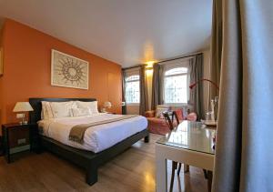 墨西哥城康德萨别墅酒店的一间卧室设有一张床和一间客厅。