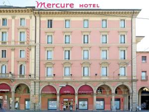 博洛尼亚博洛尼亚中心美居酒店的一座大型粉红色建筑,上面有酒店标志