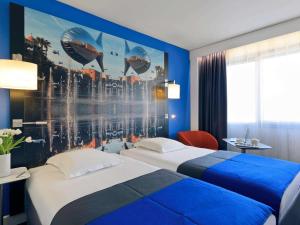 尼斯尼斯城中心圣母院美居酒店的酒店客房带两张床和壁画