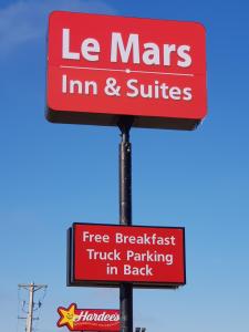 Le MarsLe Mars Inn and Suites的拉斯马斯旅馆和套房的标志