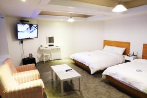 釜山山坡酒店的酒店客房设有两张床和一台平面电视。