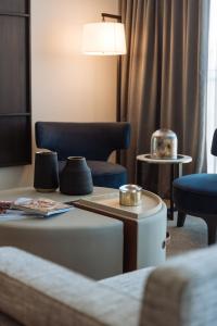 悉尼SKYE Suites Green Square的客厅配有沙发和桌子