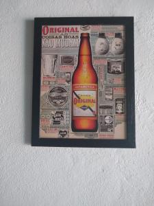 乌巴图巴Chalés Marazul Toninhas的墙上装有酒瓶的画面