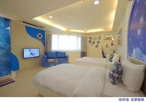 高雄恋恋高雄的酒店客房设有两张床和一台平面电视。