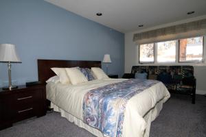 马姆莫斯湖Mountainback 062的一间卧室设有一张大床和两个窗户。