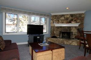 马姆莫斯湖Mountainback 062的一间带电视和壁炉的客厅