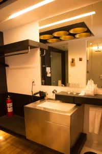 公主港坎瓦司精品酒店的一间带水槽和大镜子的浴室