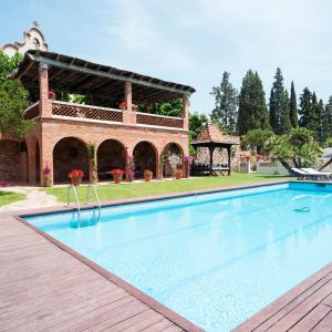 Castellar坎博瑞尔酒店的房屋前的大型游泳池