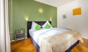 奥尔滕Hotel Oltnerhof - Self Check in的一间卧室设有一张带绿色墙壁的大床