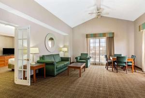 威斯敏斯特北葛伦拉昆塔丹佛酒店的客厅配有沙发和桌椅