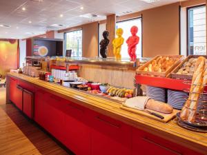 布鲁塞尔布鲁塞尔市中心宜必思酒店的餐厅提供的自助餐,包括面包和食物