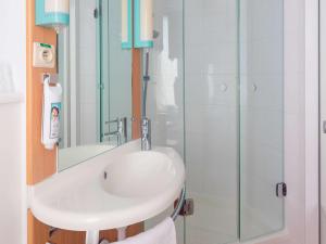 布鲁塞尔布鲁塞尔市中心宜必思酒店的一间带水槽和淋浴的浴室