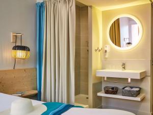 耶尔宜必思萨拉萨海耶若斯海滨酒店的浴室设有床、水槽和镜子