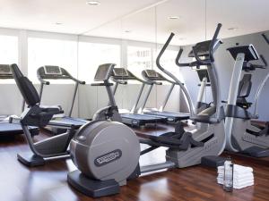 马德里铂尔曼马德里机场展会酒店的健身房设有跑步机和椭圆机