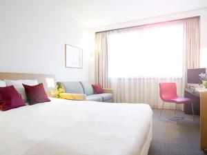 诺富特热那亚欧维斯特酒店客房内的一张或多张床位