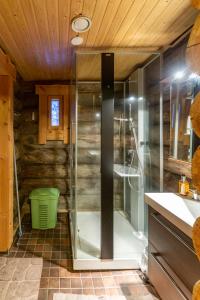 萨利色尔卡Kuukkeli Log Houses Villa Aurora "Pupula"的浴室里设有玻璃门淋浴
