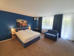 贝尔格莱德Premium Crown Suites的一间卧室设有一张大床和蓝色的墙壁