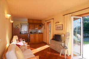 卡米尼亚Castanheiro Cottage的客厅配有白色沙发和电视