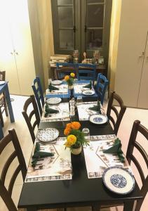 帕福斯Casa Mespilea的一张配有蓝白板和椅子的餐桌