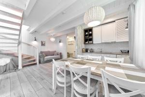 什切尔克Górska Legenda Apartamenty & Domki的厨房以及带桌椅的用餐室。