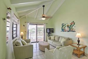 克里斯琴斯特德Breezy St Croix Bungalow with Pool and Ocean Views!的客厅配有两张沙发和一台电视机