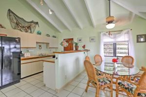 克里斯琴斯特德Breezy St Croix Bungalow with Pool and Ocean Views!的厨房配有桌椅和窗户。