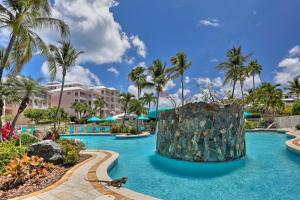 Tropical St Thomas Resort Getaway with Pool Access!内部或周边的泳池