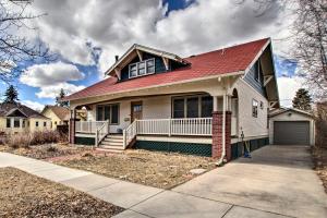 拉勒米Laramie Home with Backyard Less Than 1 Mi to Univ of Wyoming的一座有红色屋顶和车道的房子