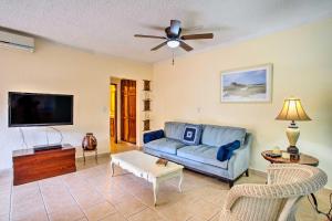 卡波圣卢卡斯Marina Sol Los Cabos Haven - Walk to Medano Beach!的客厅配有蓝色的沙发和平面电视。