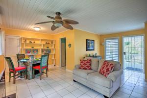 La ValleeSt Croix Home with Caribbean Views - 1 Mi to Beach的客厅配有沙发和桌子