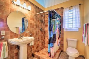 La ValleeSt Croix Home with Caribbean Views - 1 Mi to Beach的一间带水槽、卫生间和镜子的浴室
