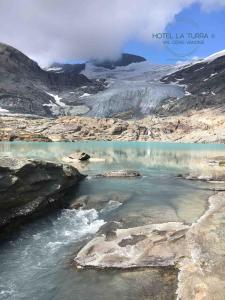 泰尔米尼翁Hotel la Turra的冰川的岩石山上的水域