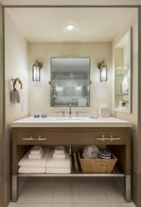 Cape Neddick缅因州悬崖度假村的浴室配有盥洗盆、镜子和毛巾