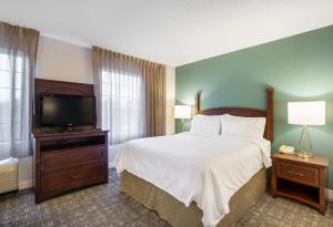 切萨皮克斯坦布里奇套房切萨皮克-弗吉尼亚海滩的配有一张床和一台平面电视的酒店客房