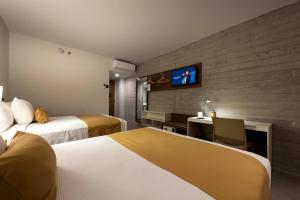 Microtel Inn & Suites by Wyndham Irapuato客房内的一张或多张床位