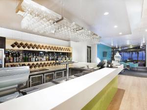 黑德兰港Hedland Hotel的厨房设有提供葡萄酒瓶的酒吧